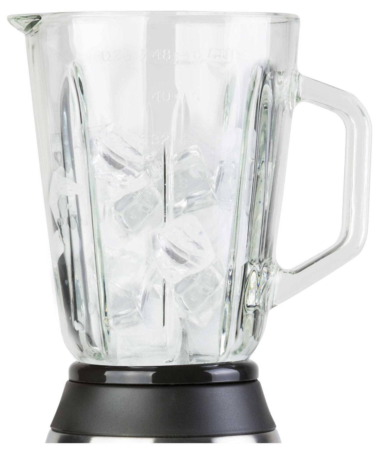 Egy átlátszó turmixgép kancsó tele jégkockával. Egy fekete alap tartja a kancsót. A kancsón mérési jelek vannak.