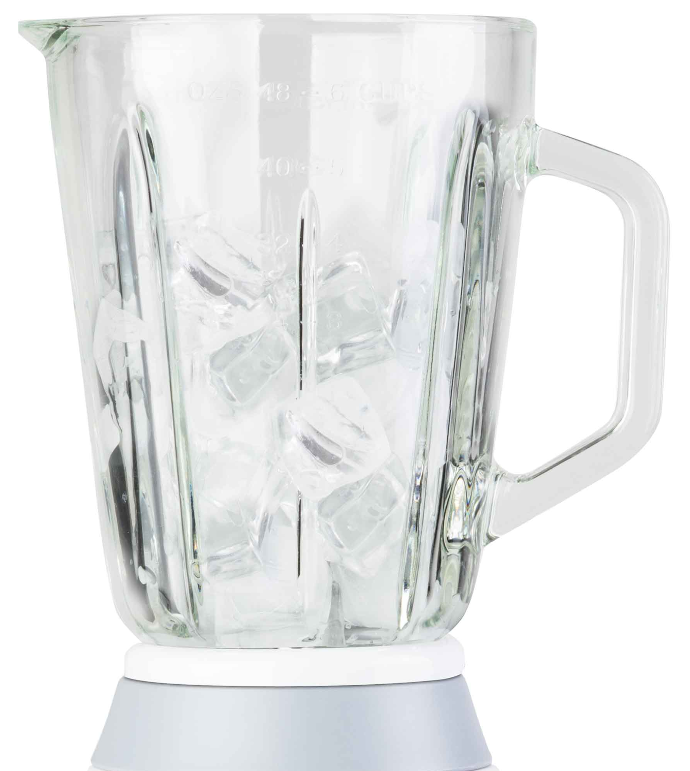 Átlátszó turmixgép jégkockákkal, fehér alapon.