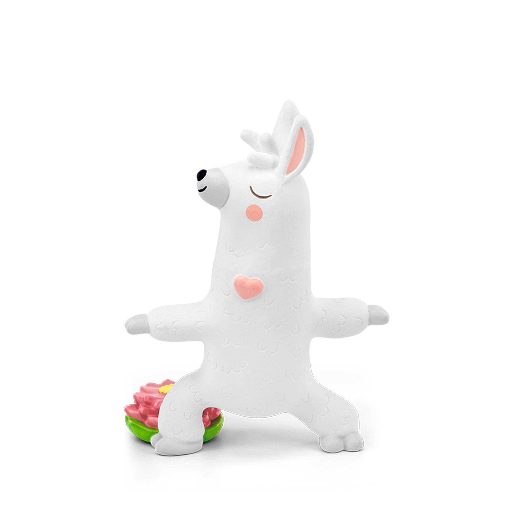 Ein weißes Lama-Spielzeug in Yoga-Pose, steht auf pink-grüner Basis, weißer Hintergrund.