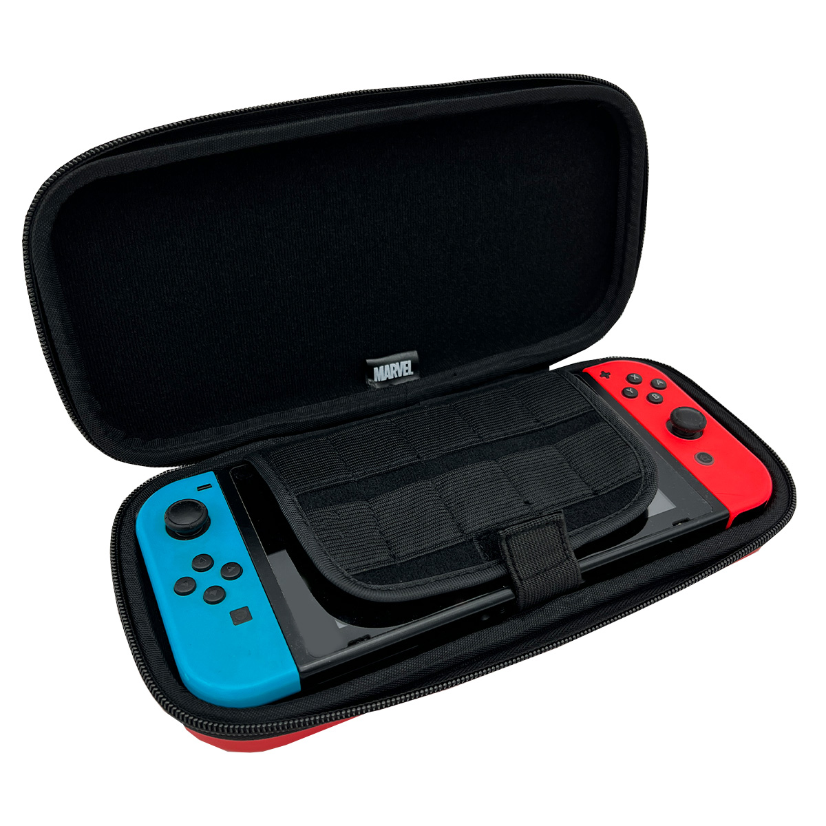 Una funda roja con interior negro que contiene una Nintendo Switch con mandos azules y rojos. El logo de Marvel.