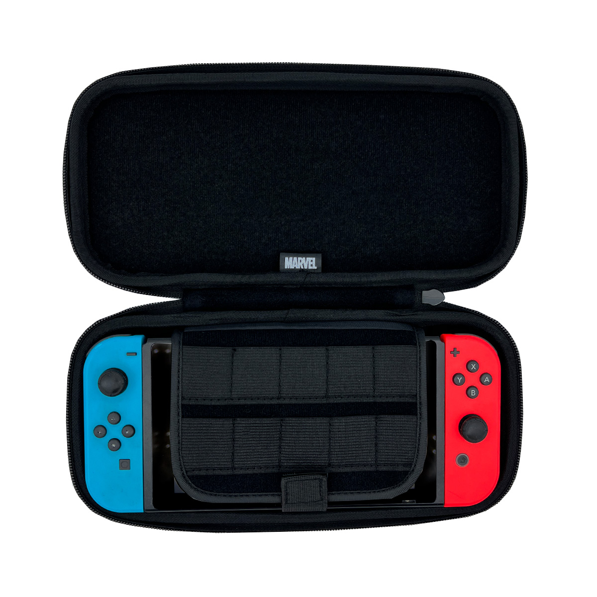 Funda Switch negra abierta con consola Switch, mandos azul y rojo dentro.