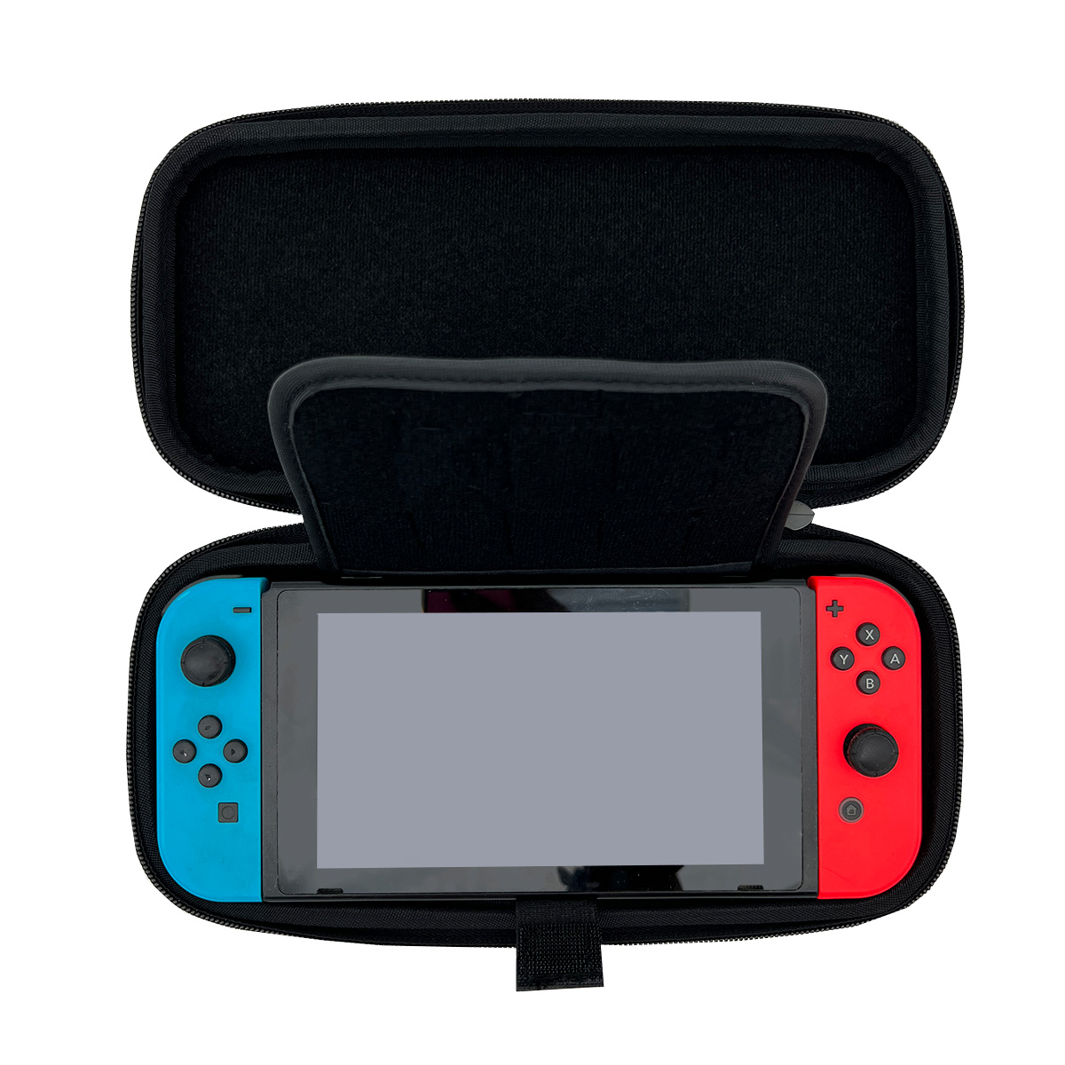 Estuche negro con una Nintendo Switch dentro. La Switch tiene mandos azules y rojos.