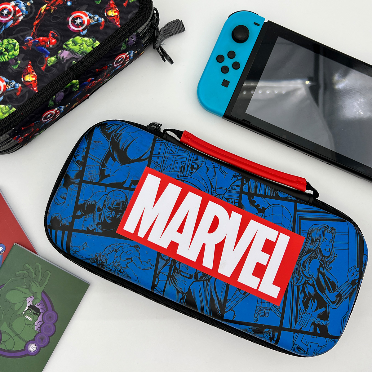 Estuche de lápices con temática de Marvel, una Nintendo Switch y otros accesorios de Marvel.
