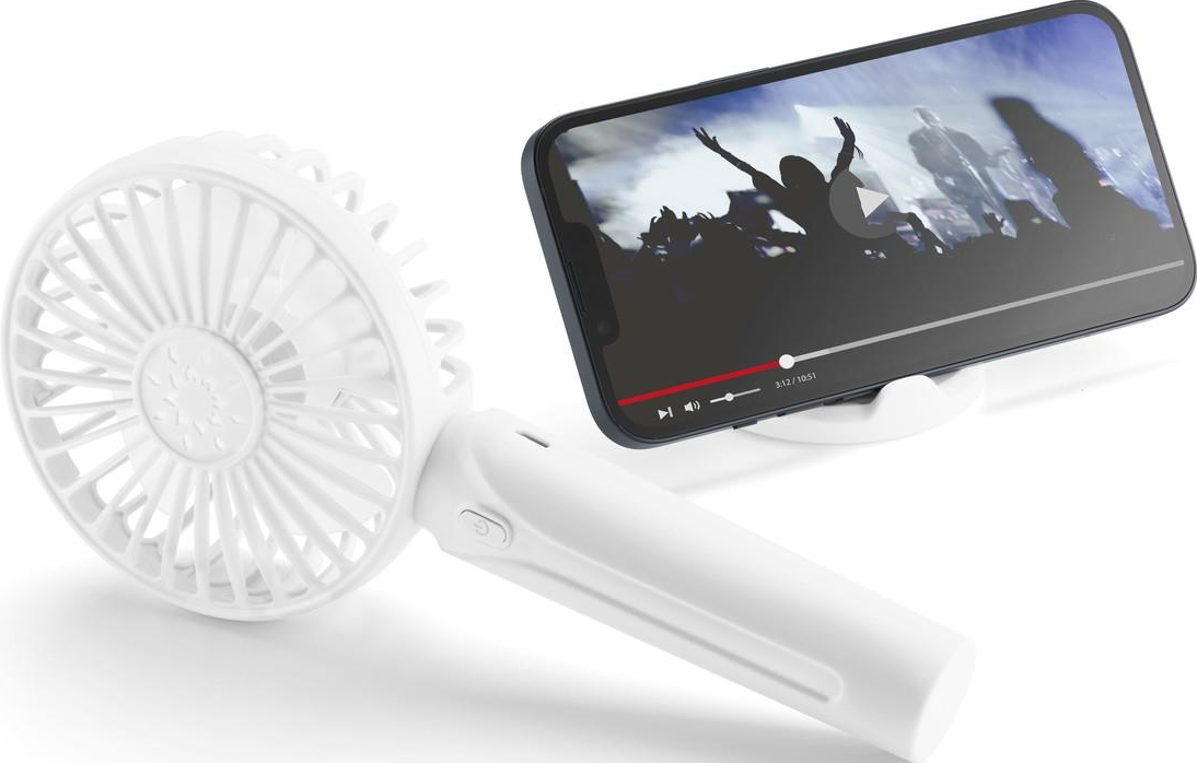 Ein weißer tragbarer Ventilator mit einem Telefon, das ein Video anzeigt, auf weißem Hintergrund.