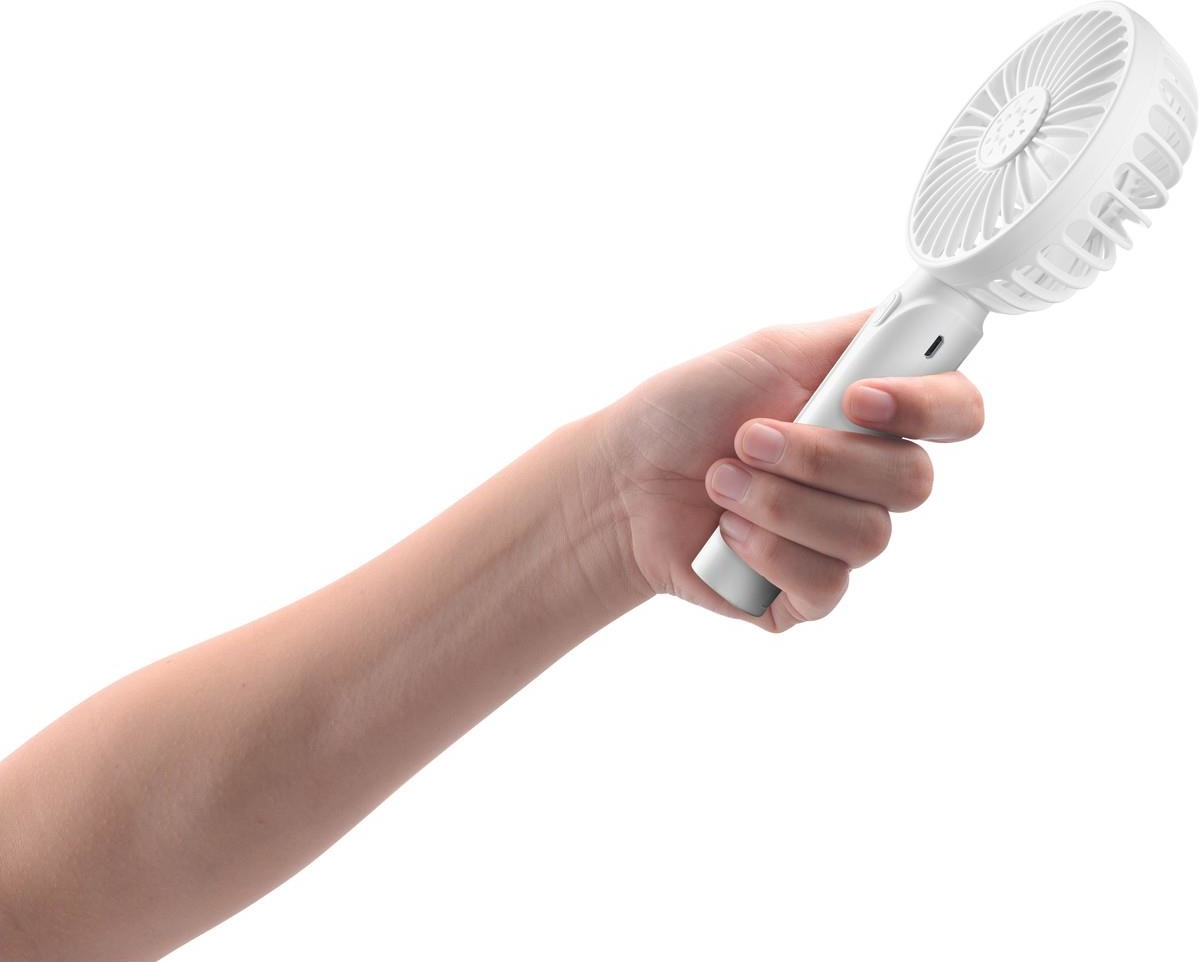 Hand hält einen weißen Handventilator.