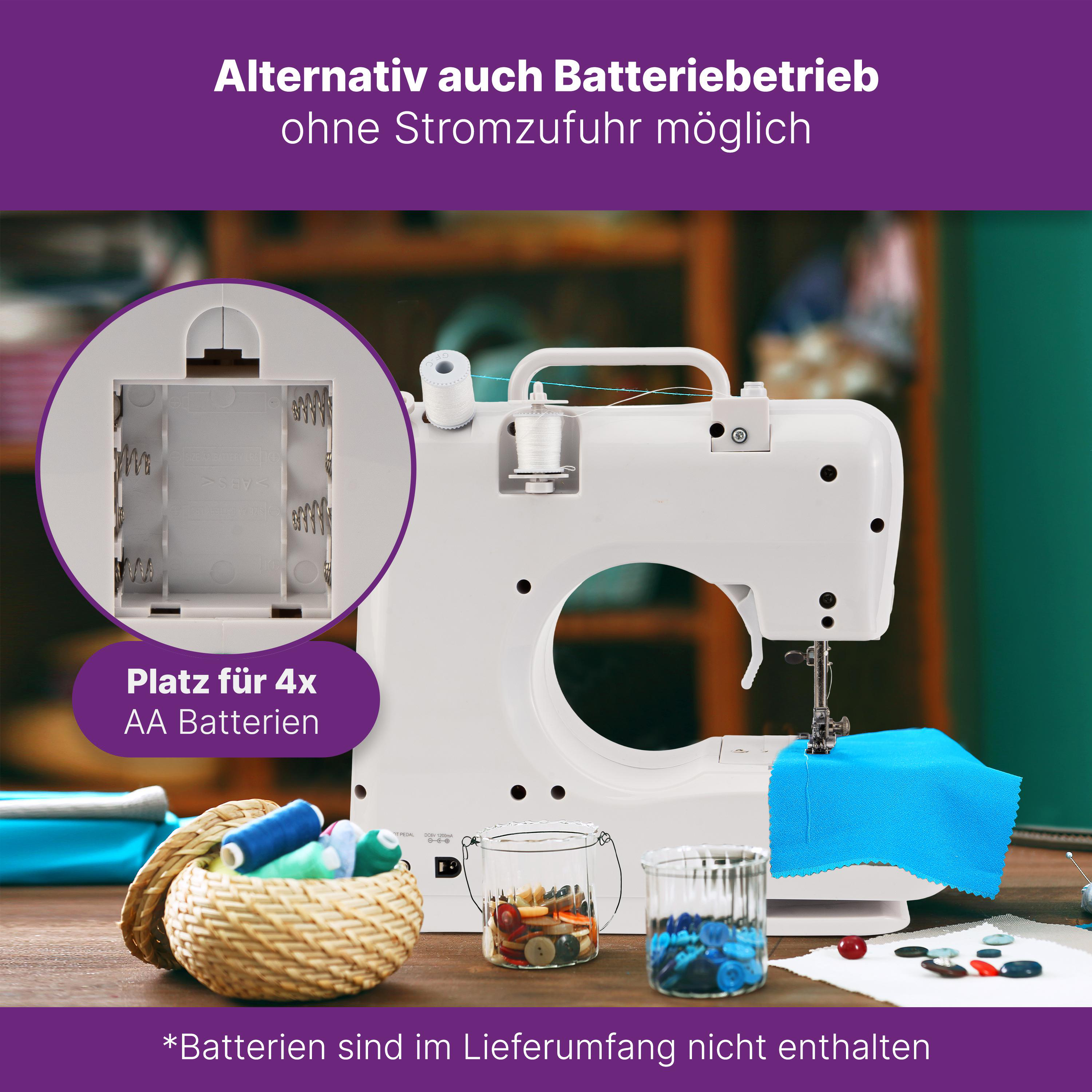 Eine weiße Nähmaschine, mit Nähprojekt, Batteriefach und Garnrollen. Text: 'Batterien sind nicht enthalten'.