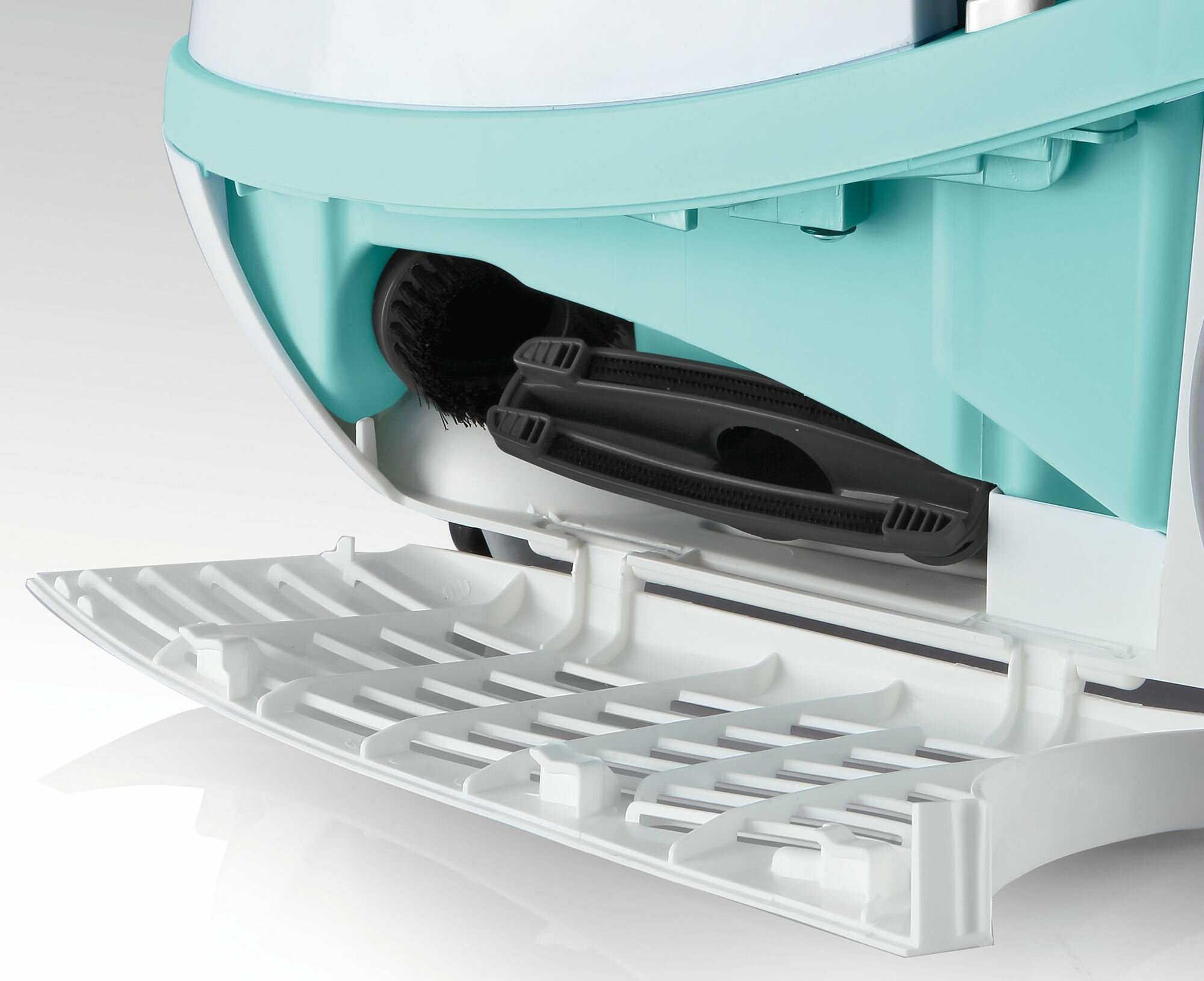 Zbliżenie odkurzacza z wysuwaną komorą ze szczotką w środku.