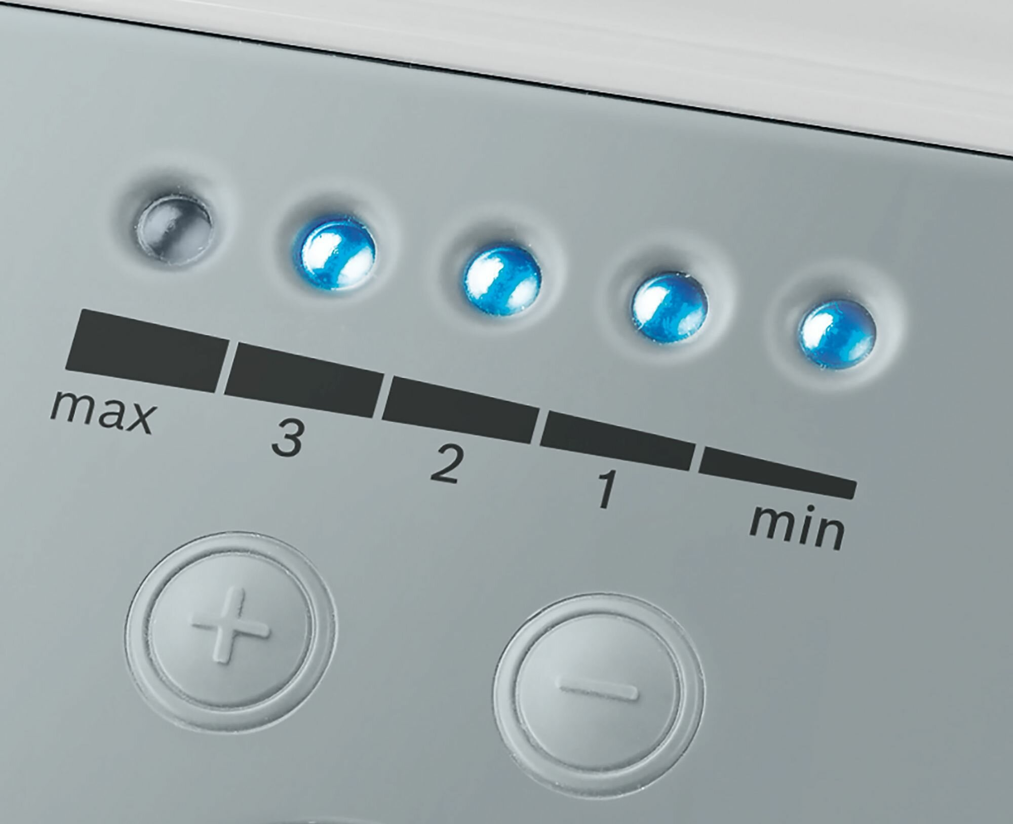 Panel sterowania z niebieskimi światłami wskazującymi poziomy mocy od max do min.