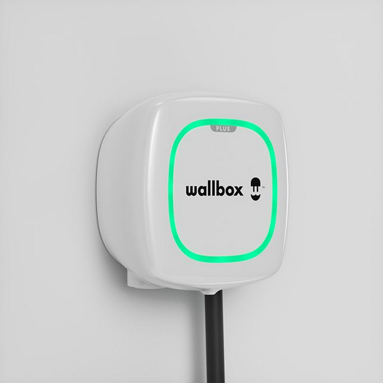 Witte Wallbox EV-lader met groene ringverlichting en zwarte kabel.