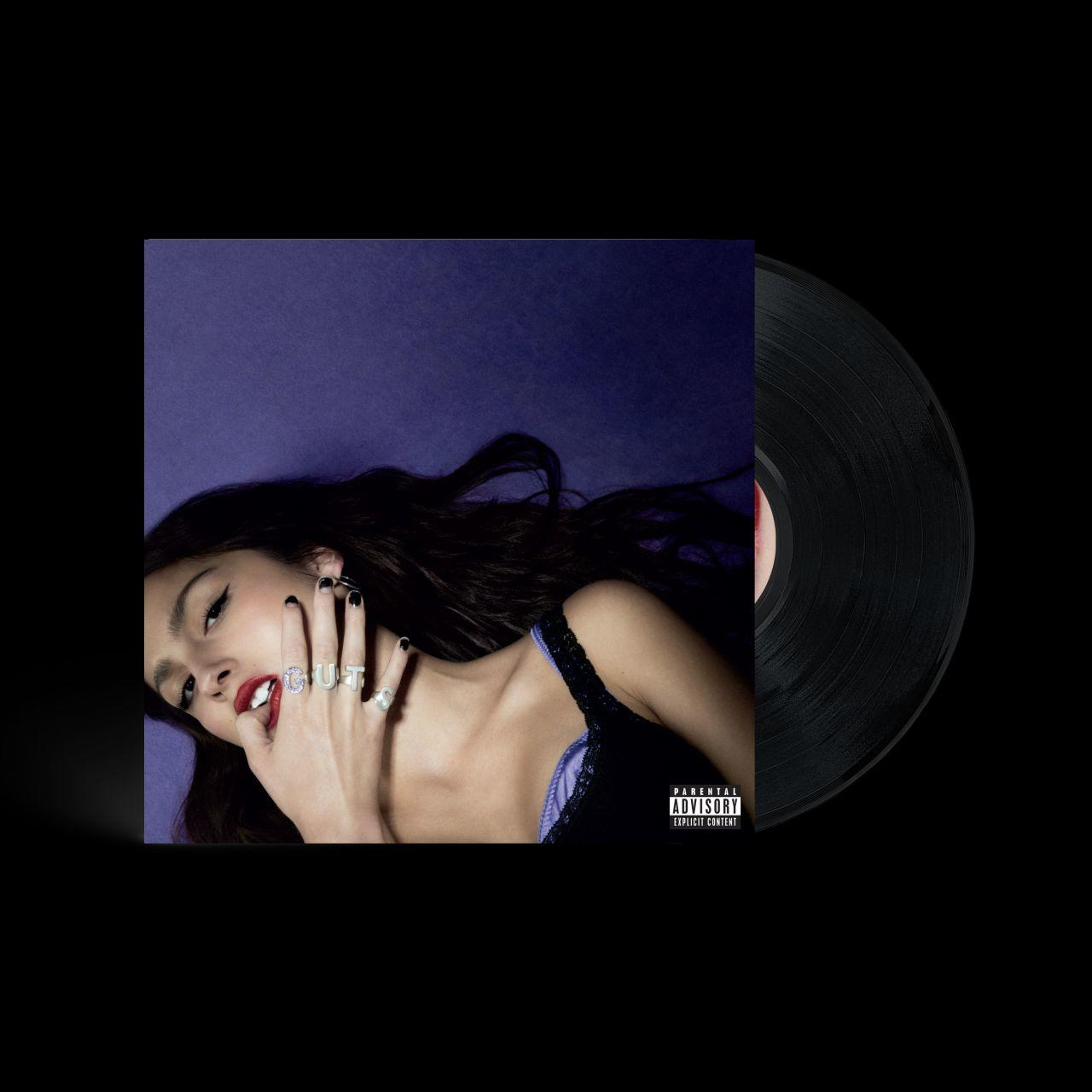 Vinil lemez Olivia Rodrigo album borítójával, egy vörös rúzsos nővel.