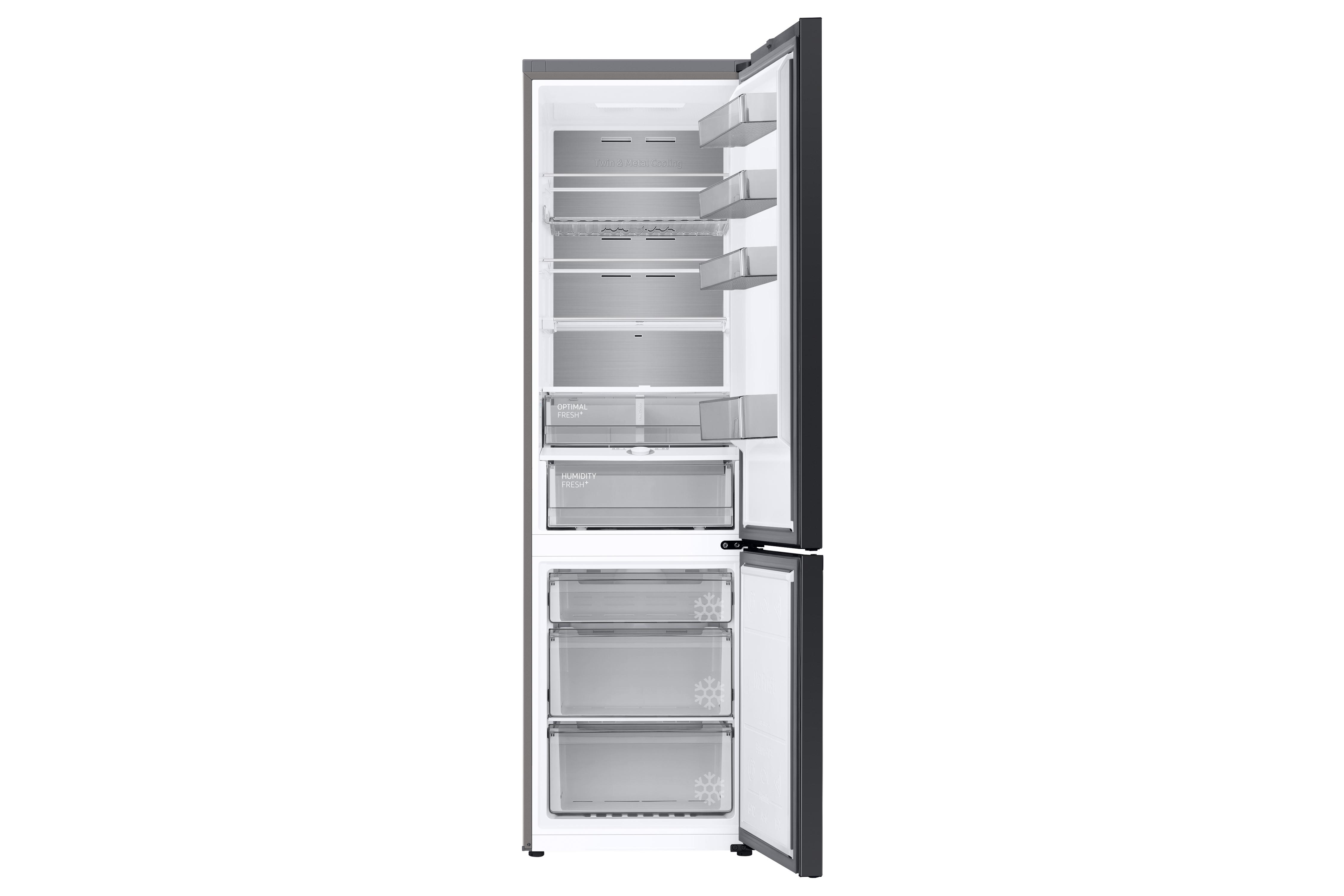 Geöffneter Kühlschrank mit mehreren Regalen und Schubladen, mit Lebensmitteln.