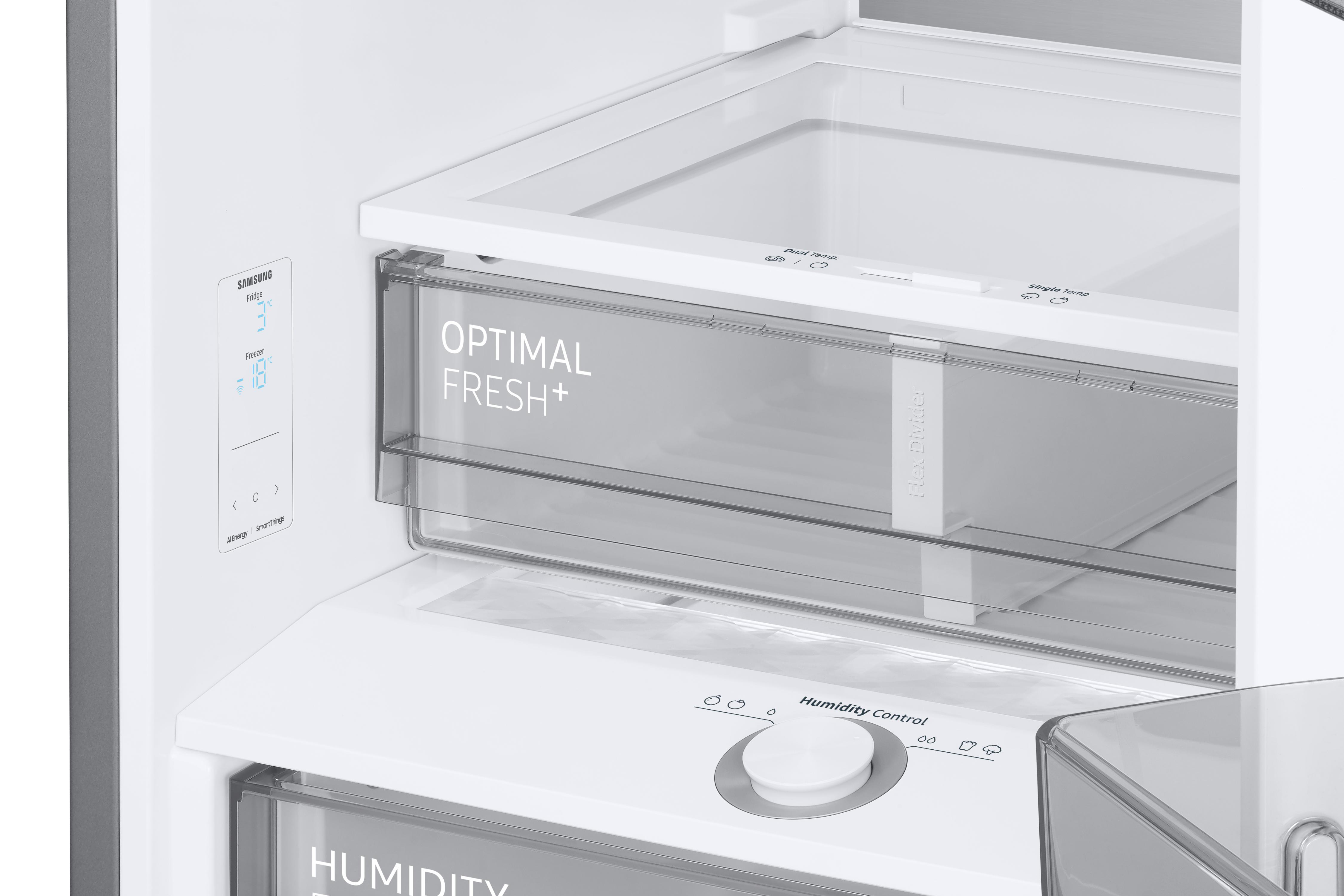 In einem weißen Samsung-Kühlschrank. Enthält eine Optimal Fresh+ Schublade, Temperaturanzeigen und Feuchtigkeitsregler.