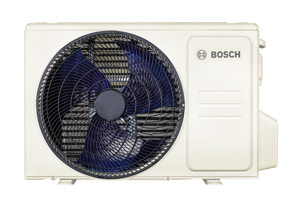 Beyaz ve krem rengi Bosch klima ünitesi. Fan görülebilir.