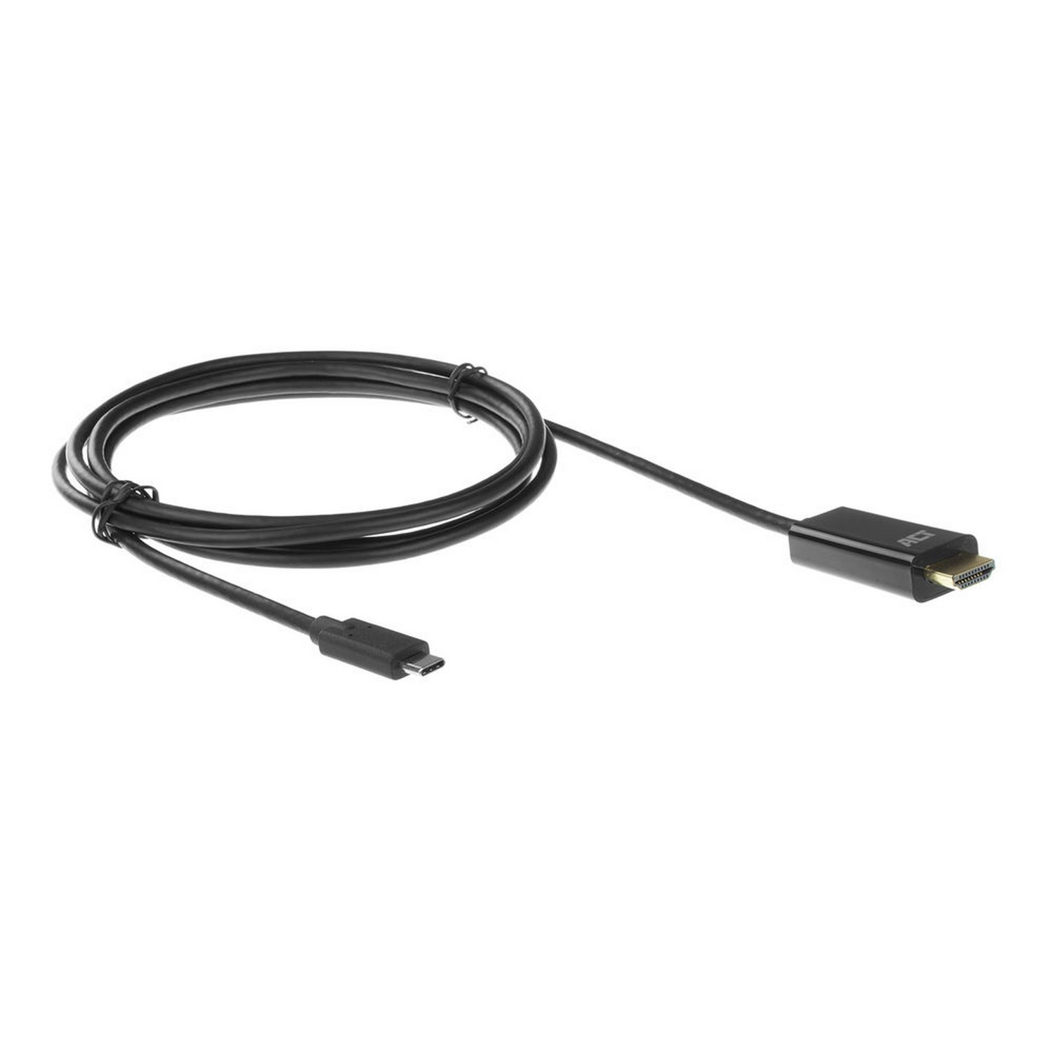 Un câble USB-C vers HDMI noir, enroulé sur une surface blanche. Les connecteurs sont visibles.