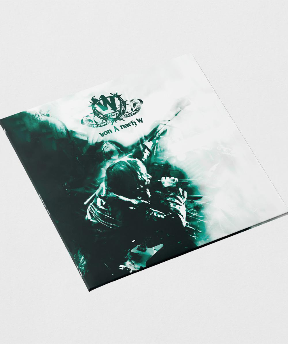 Ein Schallplattencover mit Bandlogo, dunkelgrünen und weißen Farben.