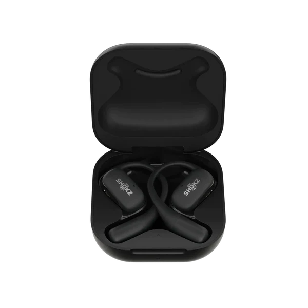 Schwarze Shokz-Kopfhörer in einem schwarzen Etui. Das Etui ist geöffnet und zeigt das Kopfhörerdesign.