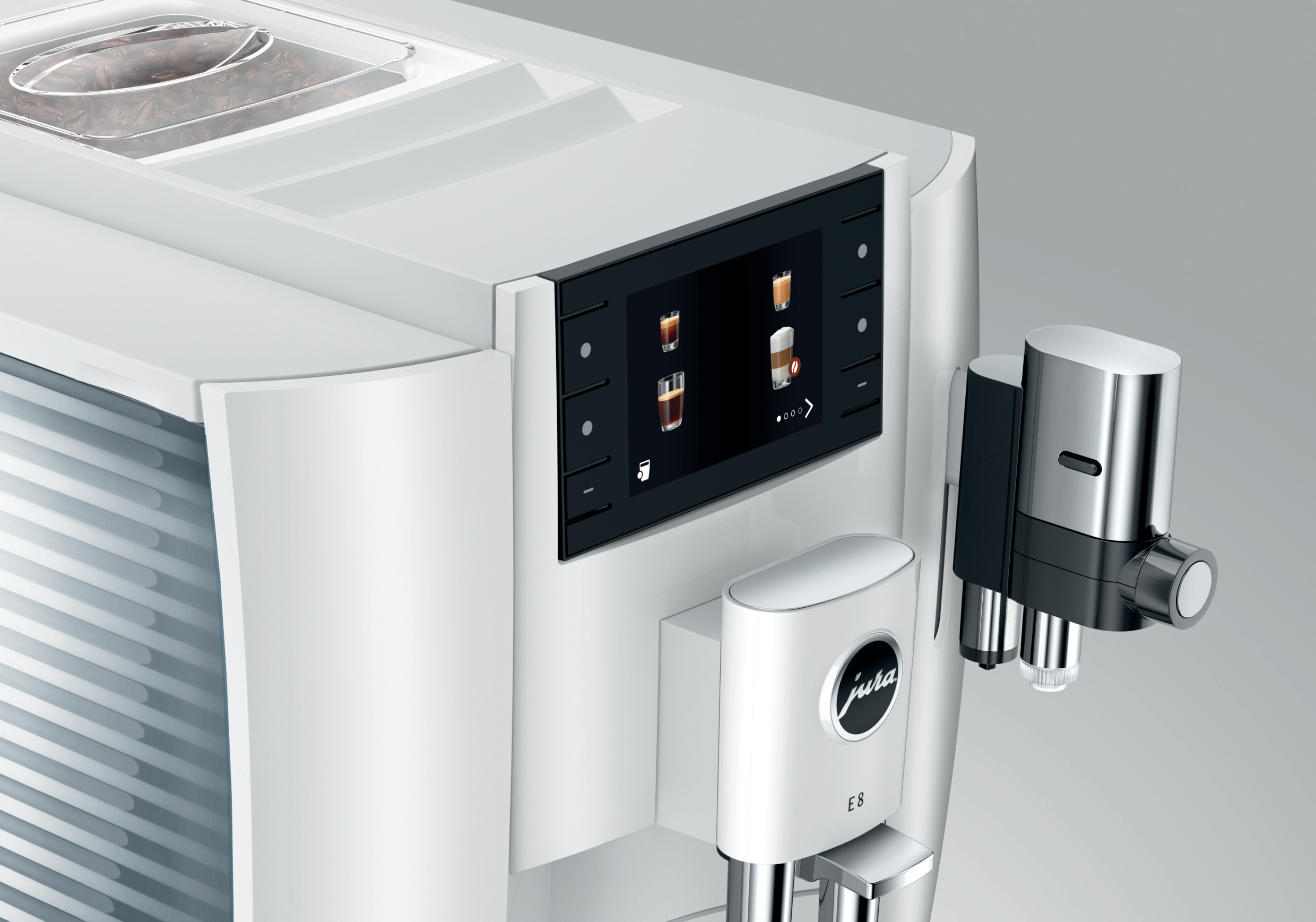 Nahaufnahme einer weißen Jura E8 Kaffeemaschine mit Touchscreen und Auslauf.