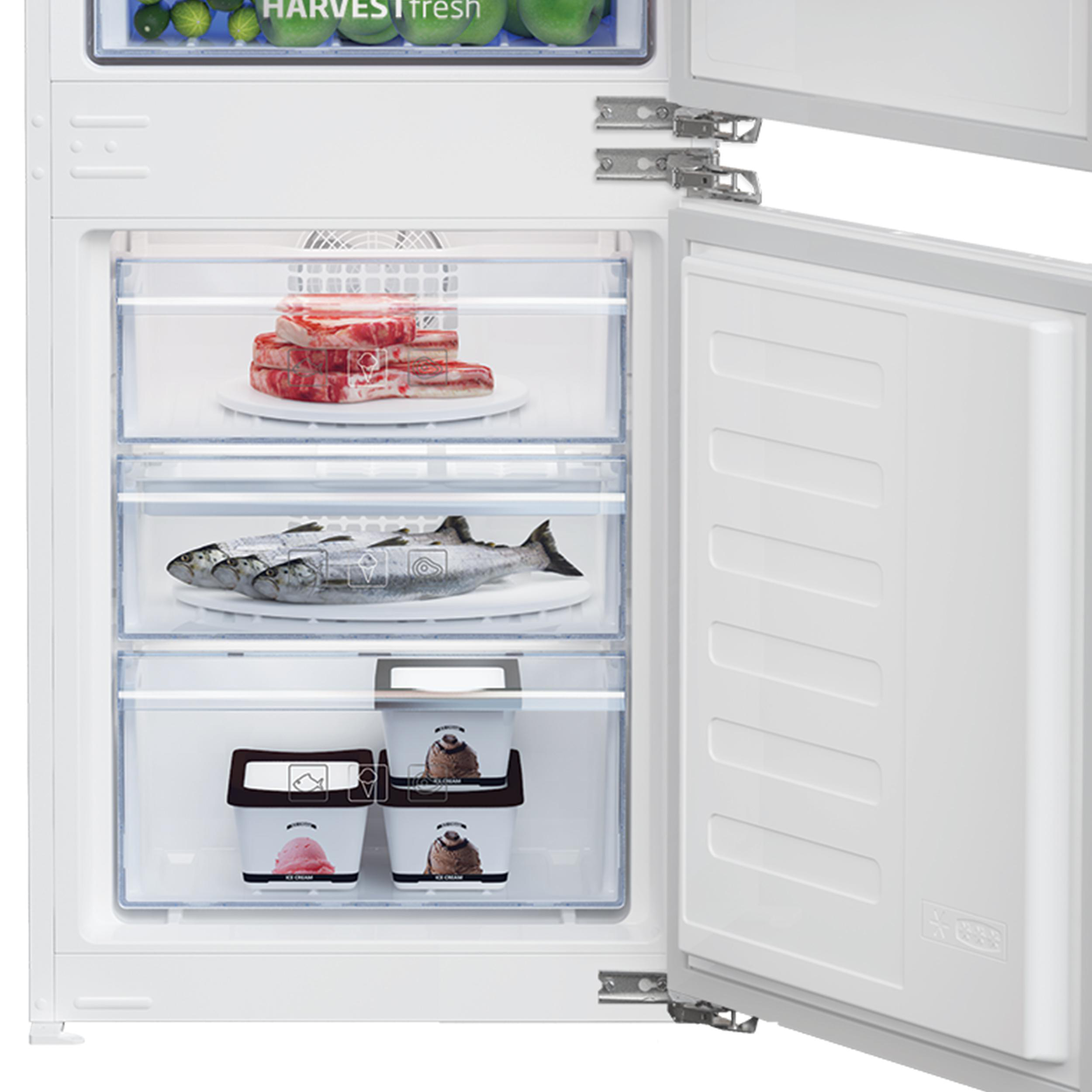 Offener Kühlschrank mit Essen, verschiedene Fächer.