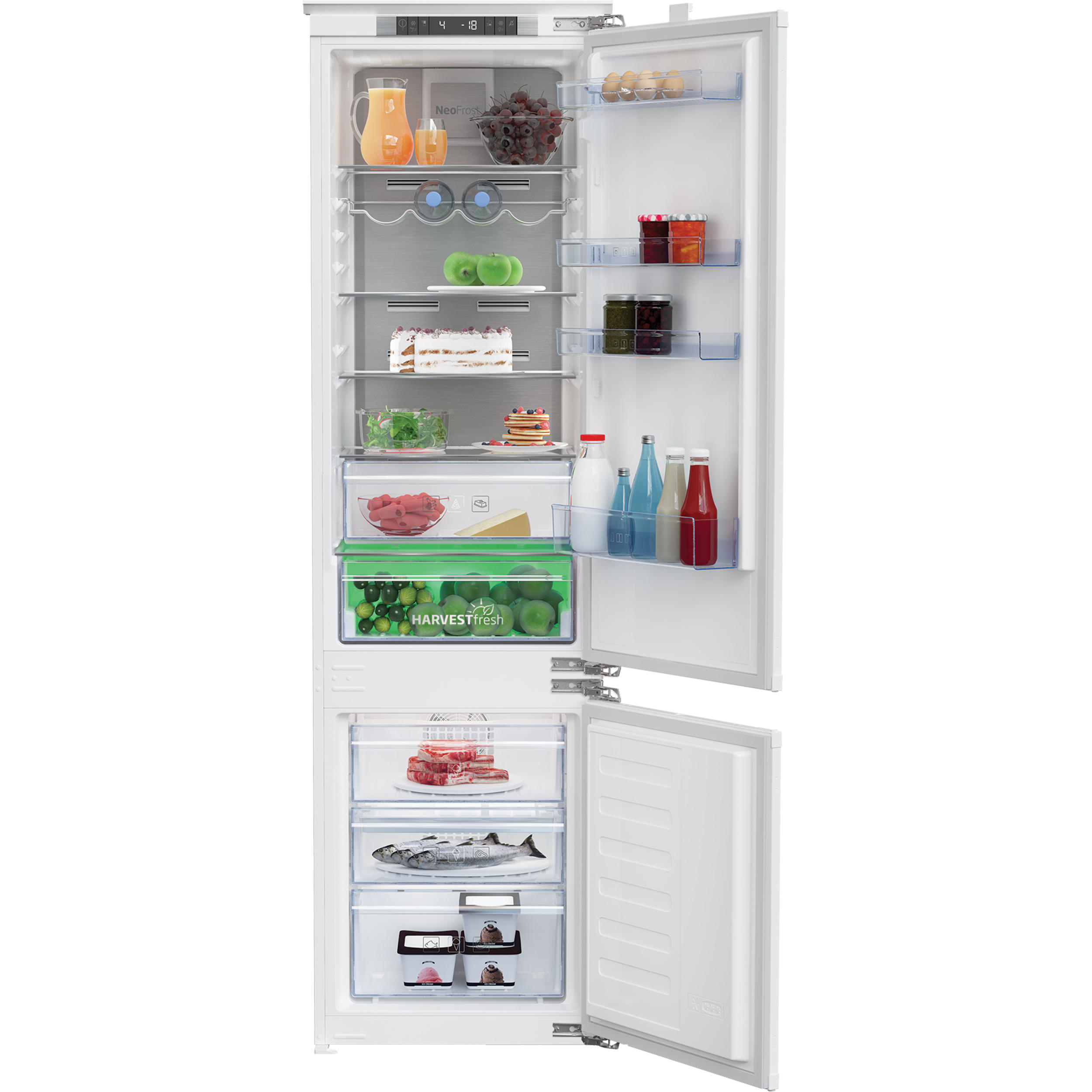 Weißer Kühlschrank, Tür offen, Regale mit Lebensmitteln.