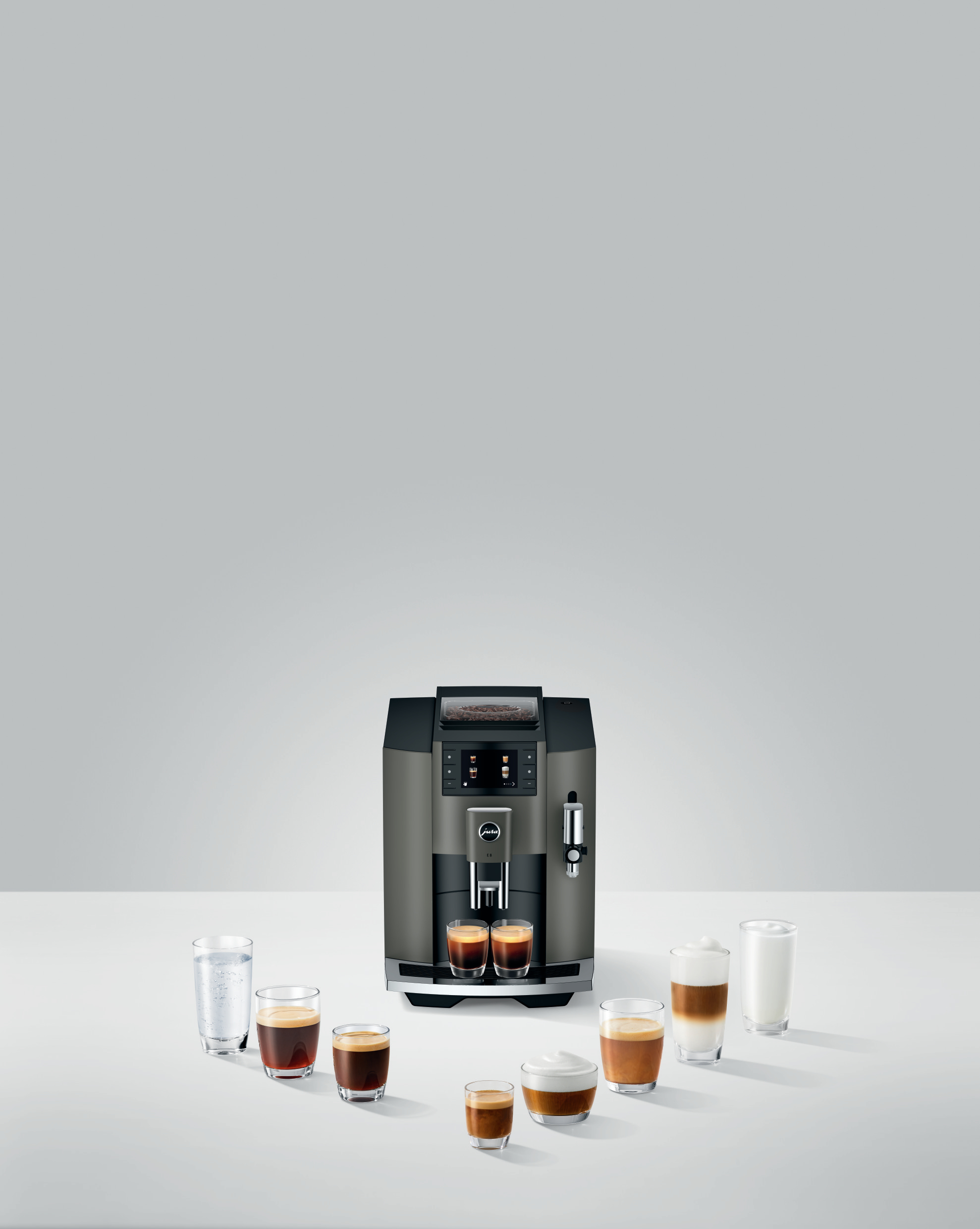 Kaffeemaschine mit Espresso- und Latte-Gläsern.