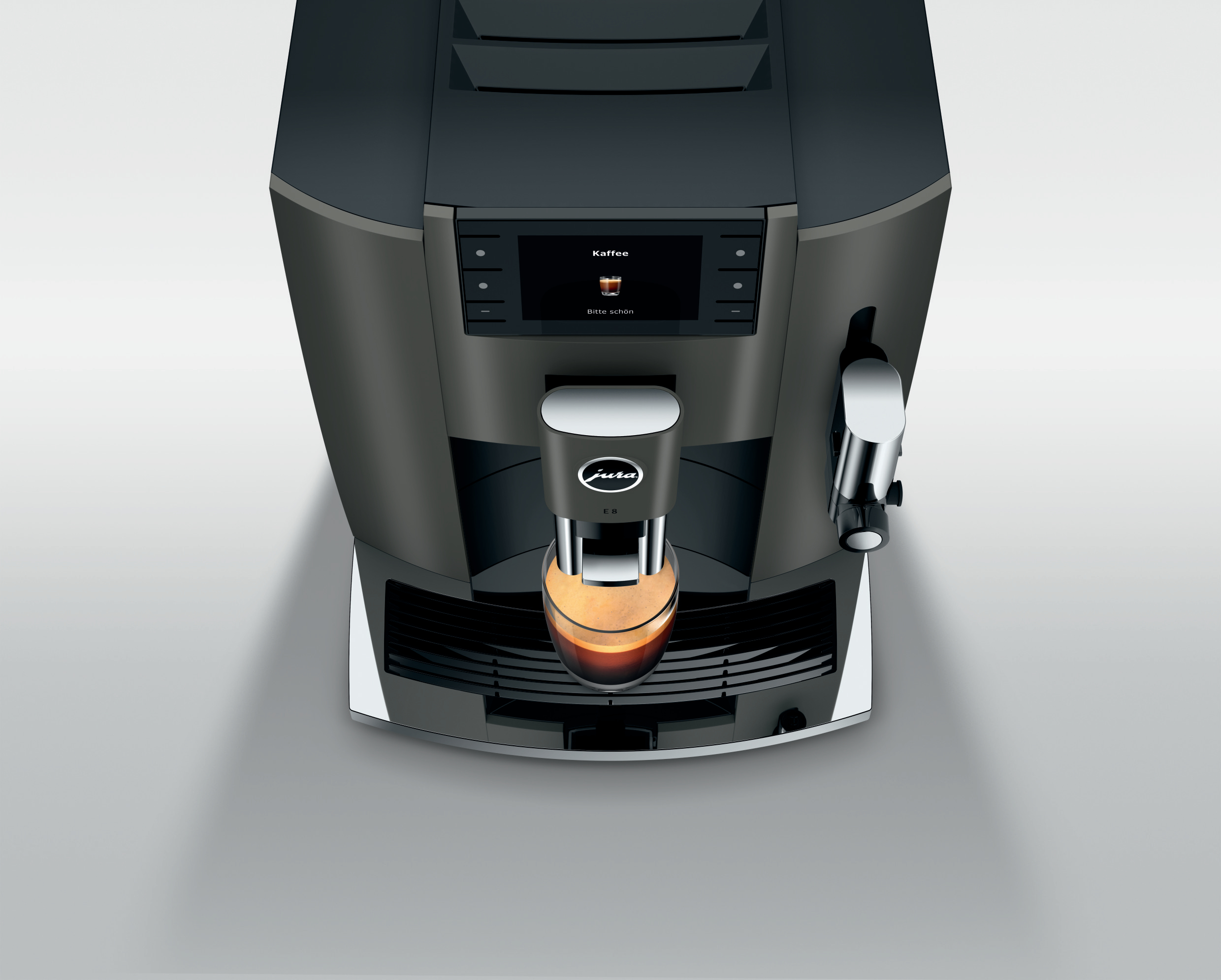Draufsicht auf eine dunkelgraue Jura Kaffeemaschine mit einer sich füllenden Tasse.
