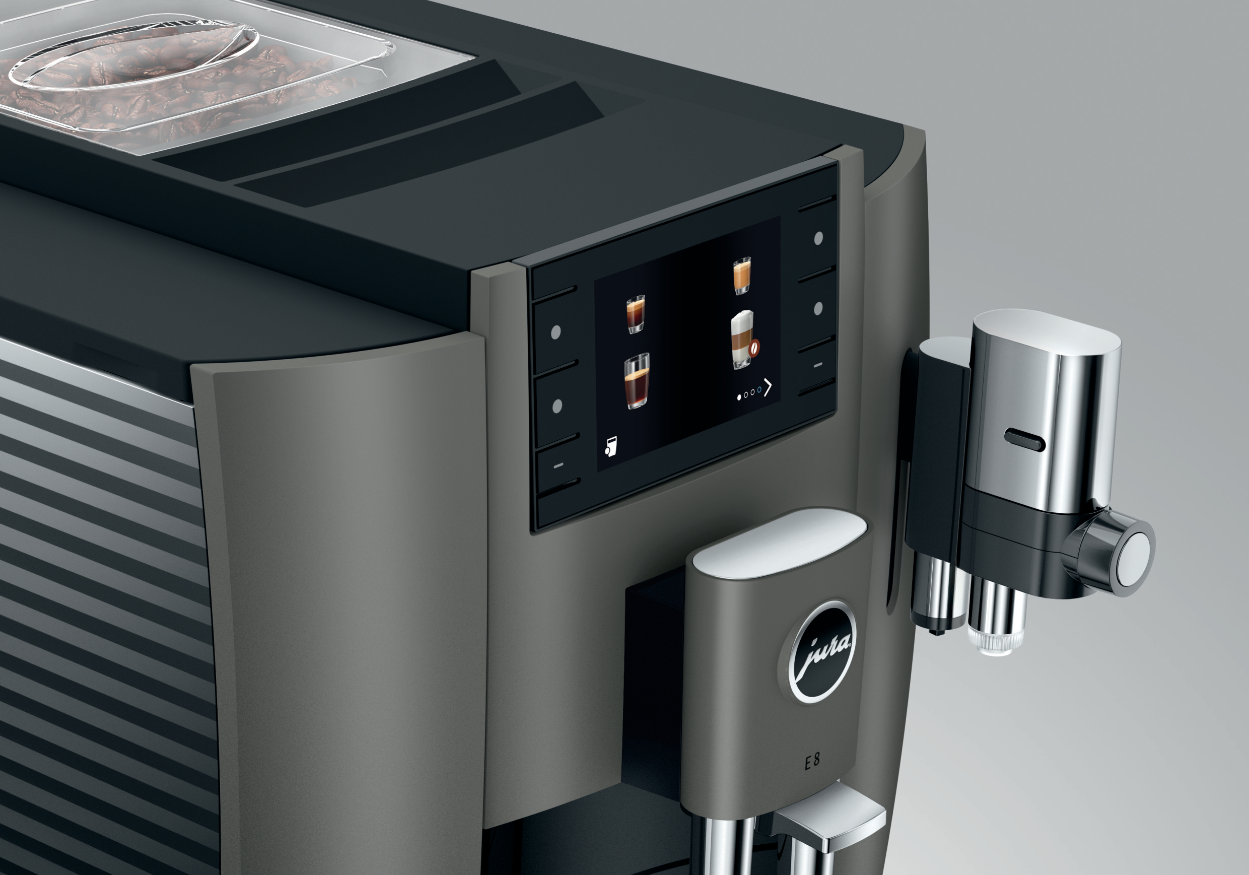 Nahaufnahme einer Jura E8 Kaffeemaschine. Sie hat einen Touchscreen, Bohnenbehälter und Silberauslauf.