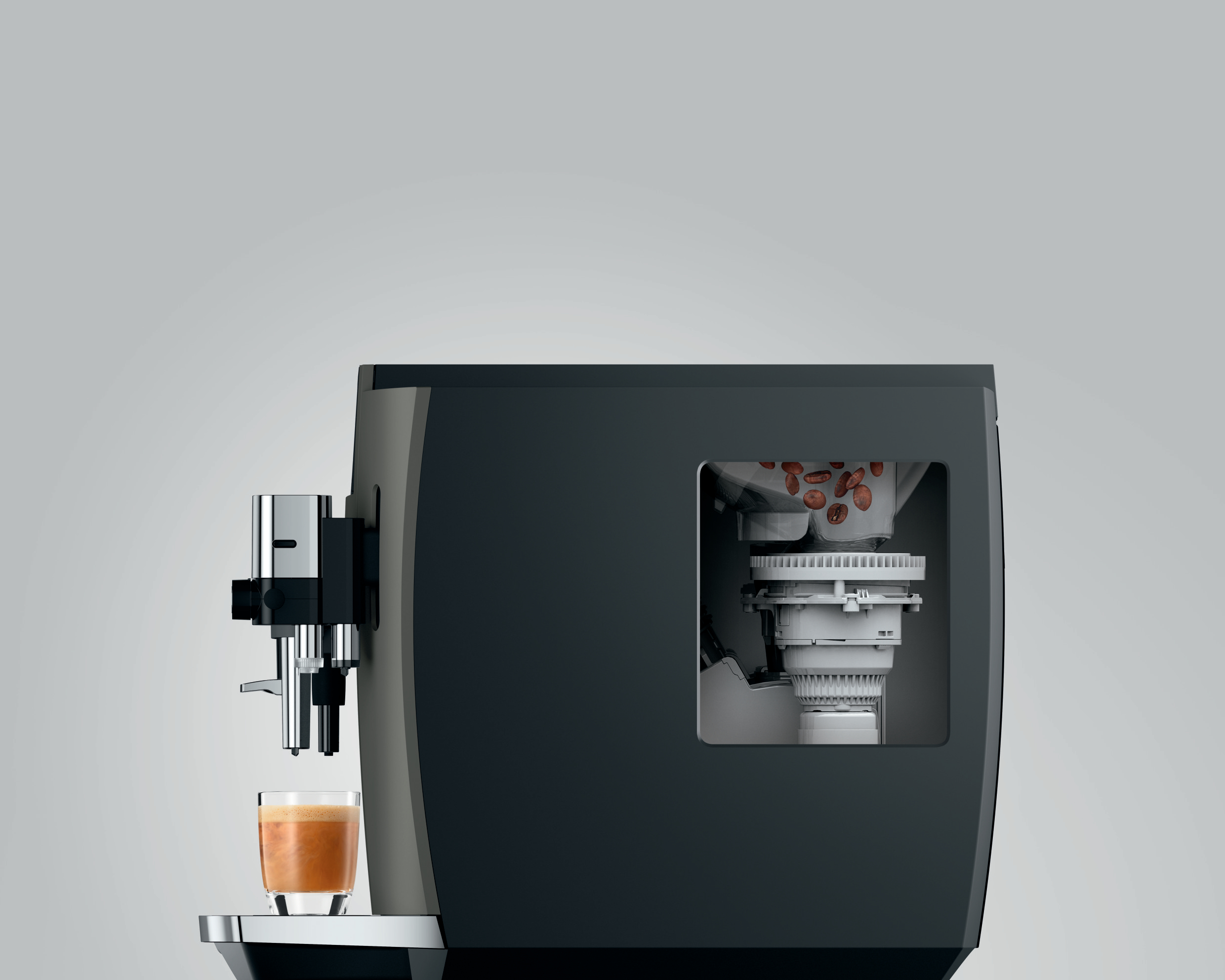 Espressomaschine mit sichtbaren Kaffeebohnen, die einen Espresso in ein Glas gießt.
