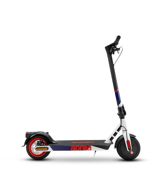 Biała hulajnoga elektryczna Aprilia z czerwonymi akcentami, na białym tle, widok z boku.