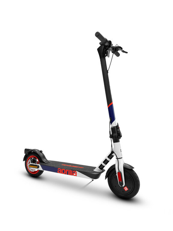 Biało-niebieska hulajnoga elektryczna z logo 'Aprilia' na białym tle.