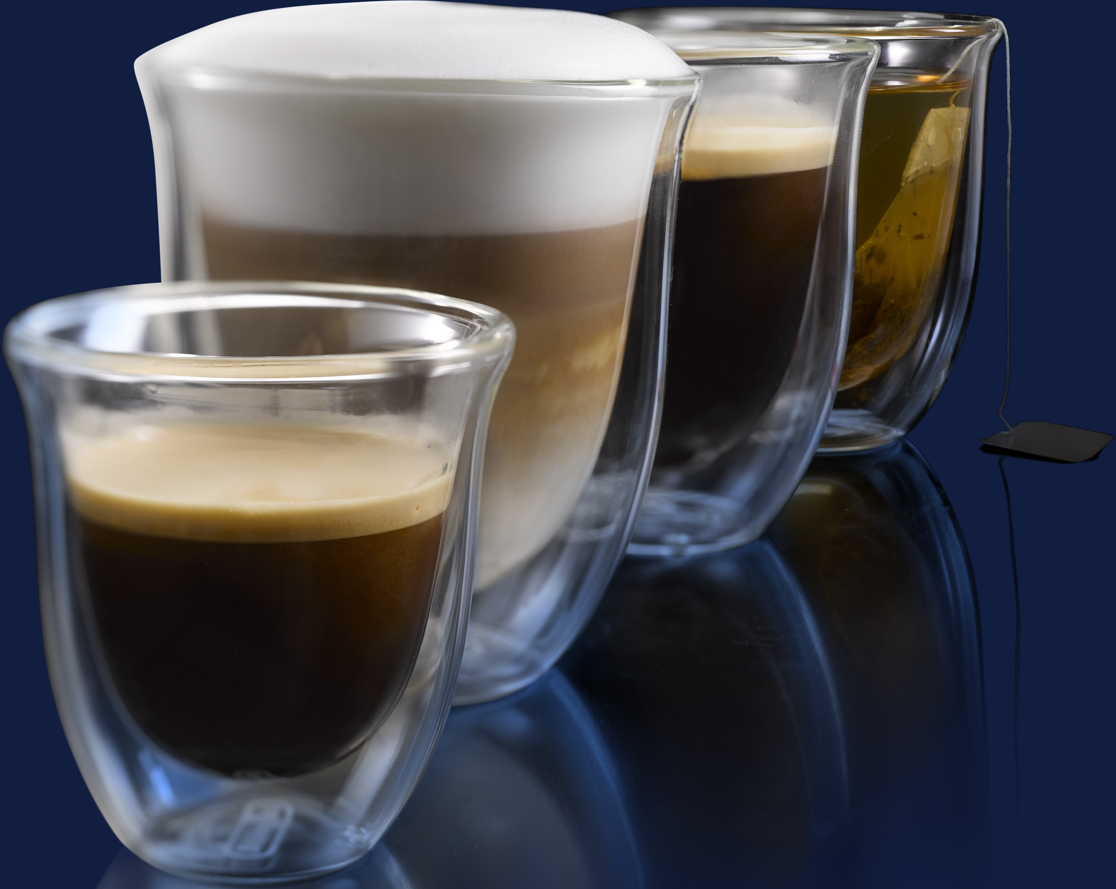Vier Gläser Getränke: Espresso, Latte, Kaffee und Tee, auf einer dunkelblauen Oberfläche.