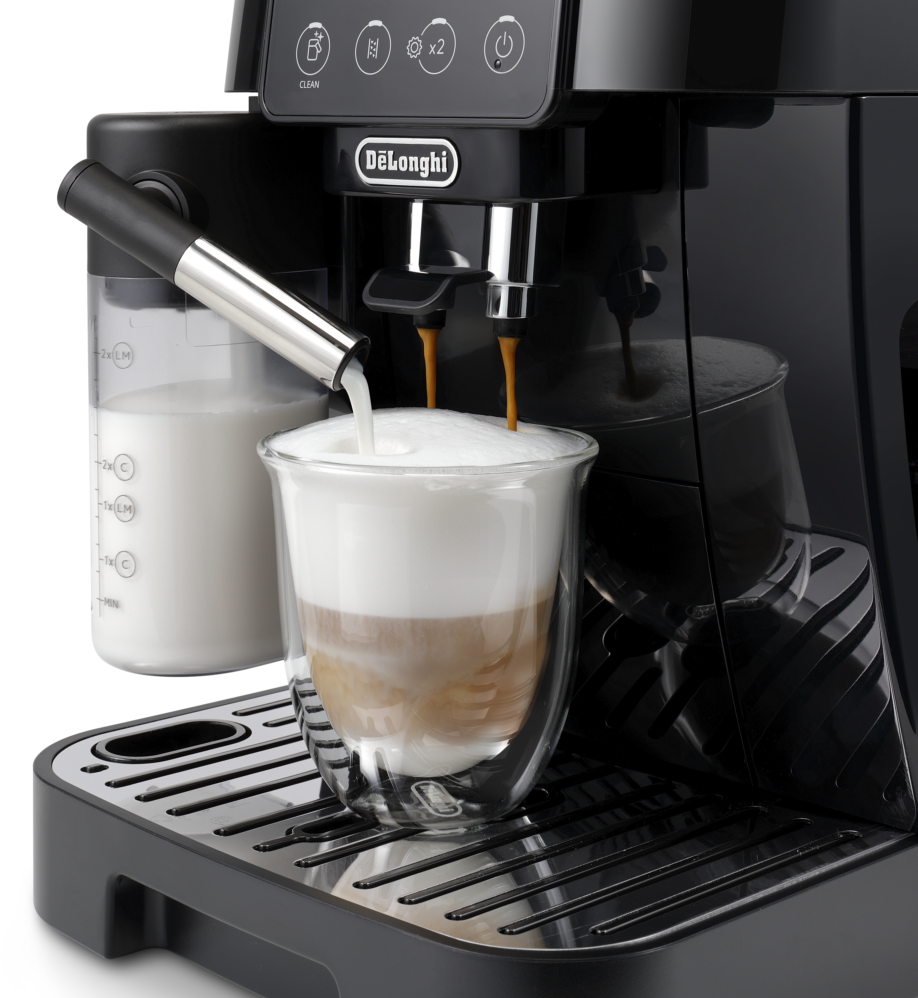 Eine Espressomaschine gießt Espresso in ein Glas, mit einem Milchbehälter daneben.