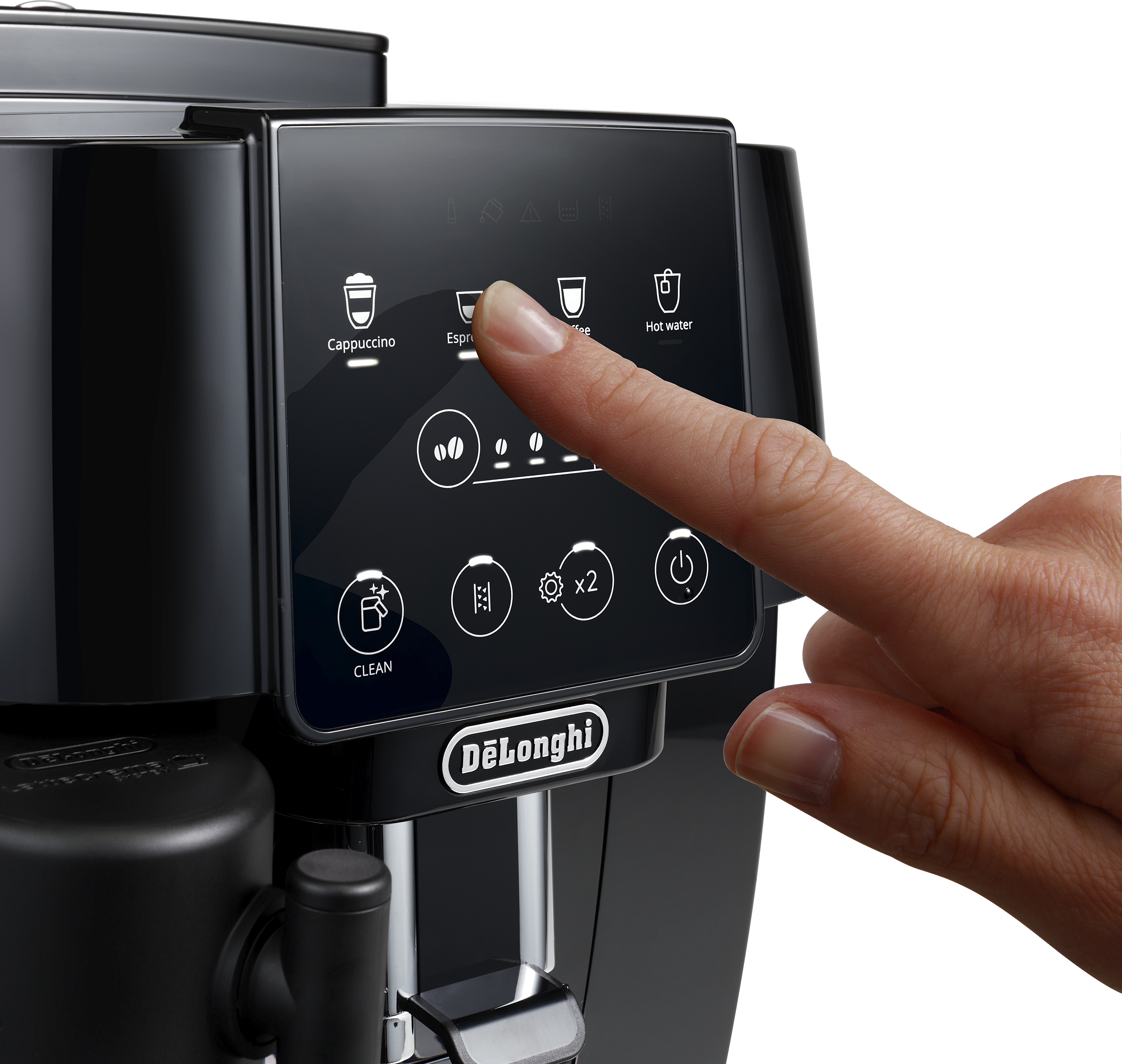 Eine Hand berührt die Espresso-Taste einer schwarzen Kaffeemaschine. Der Hintergrund ist weiß.