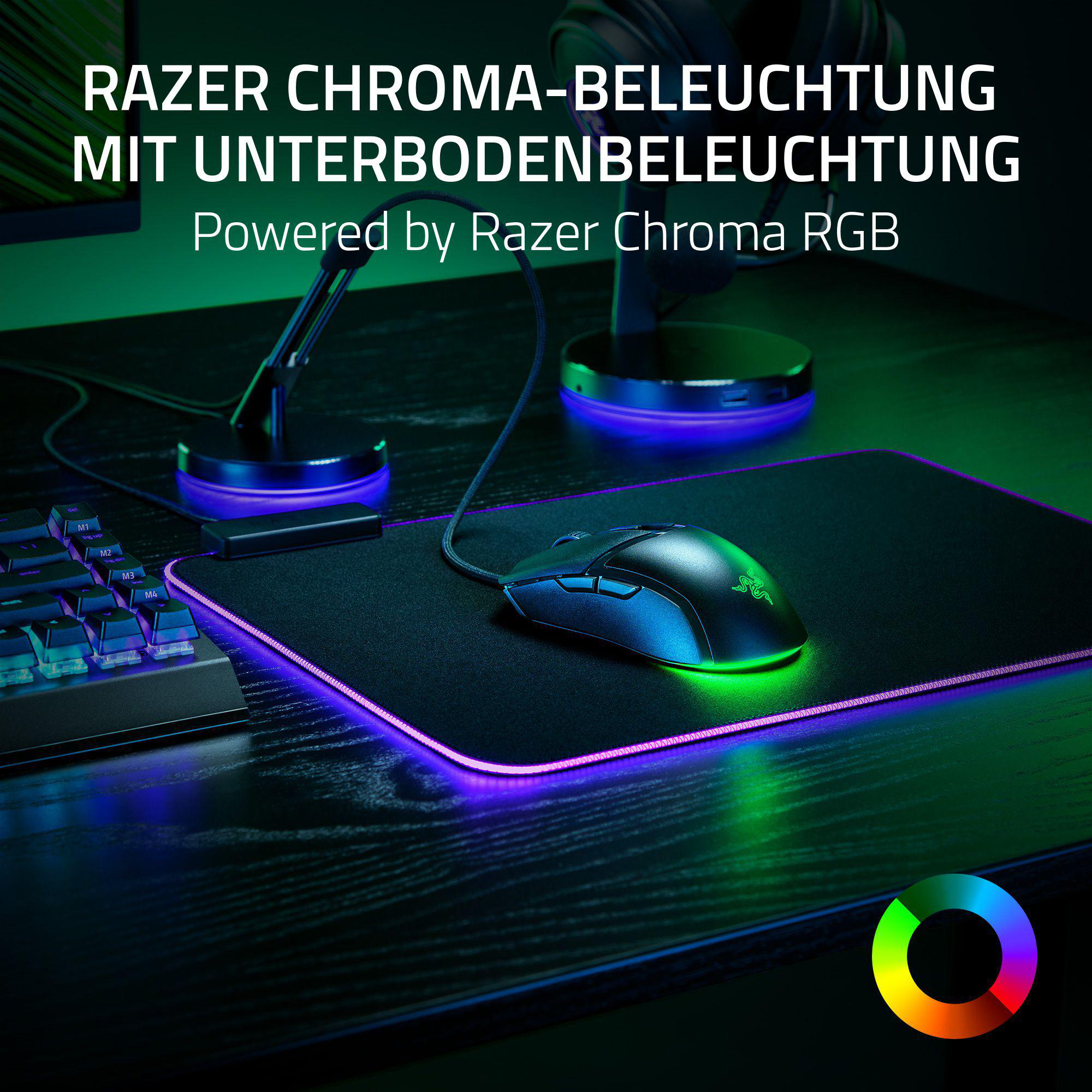 Gaming-Setup mit Razer-Maus und -Matte, beleuchtet in Grün und Lila.