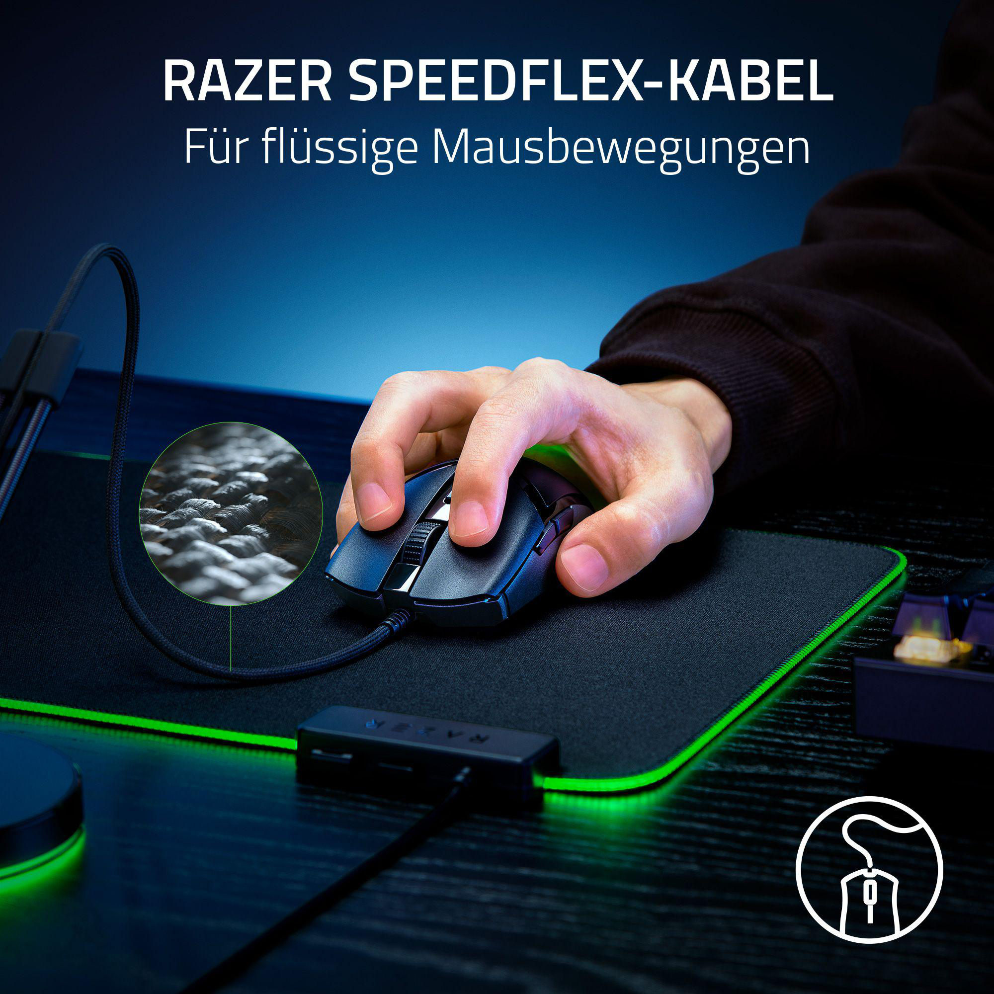 Die Hand einer Person benutzt eine schwarze Razer-Maus auf einem grün umrandeten Mauspad. Text: RAZER SPEEDFLEX-KABEL.