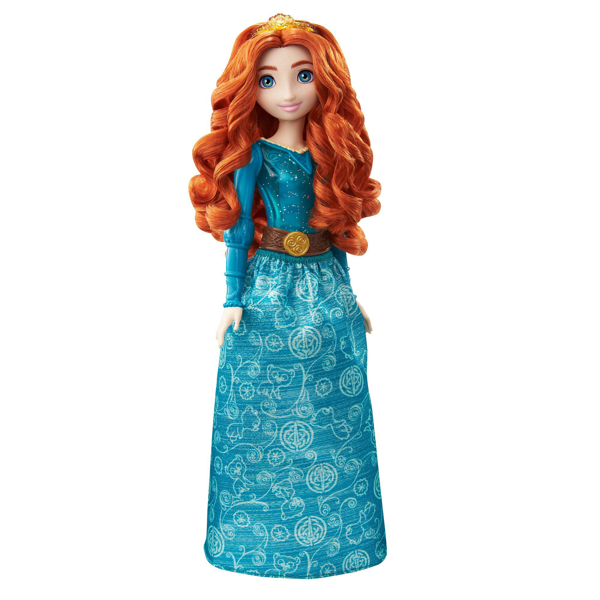 Eine Puppe von Merida mit roten Locken, blauem Kleid und goldener Tiara, vor weißem Hintergrund.