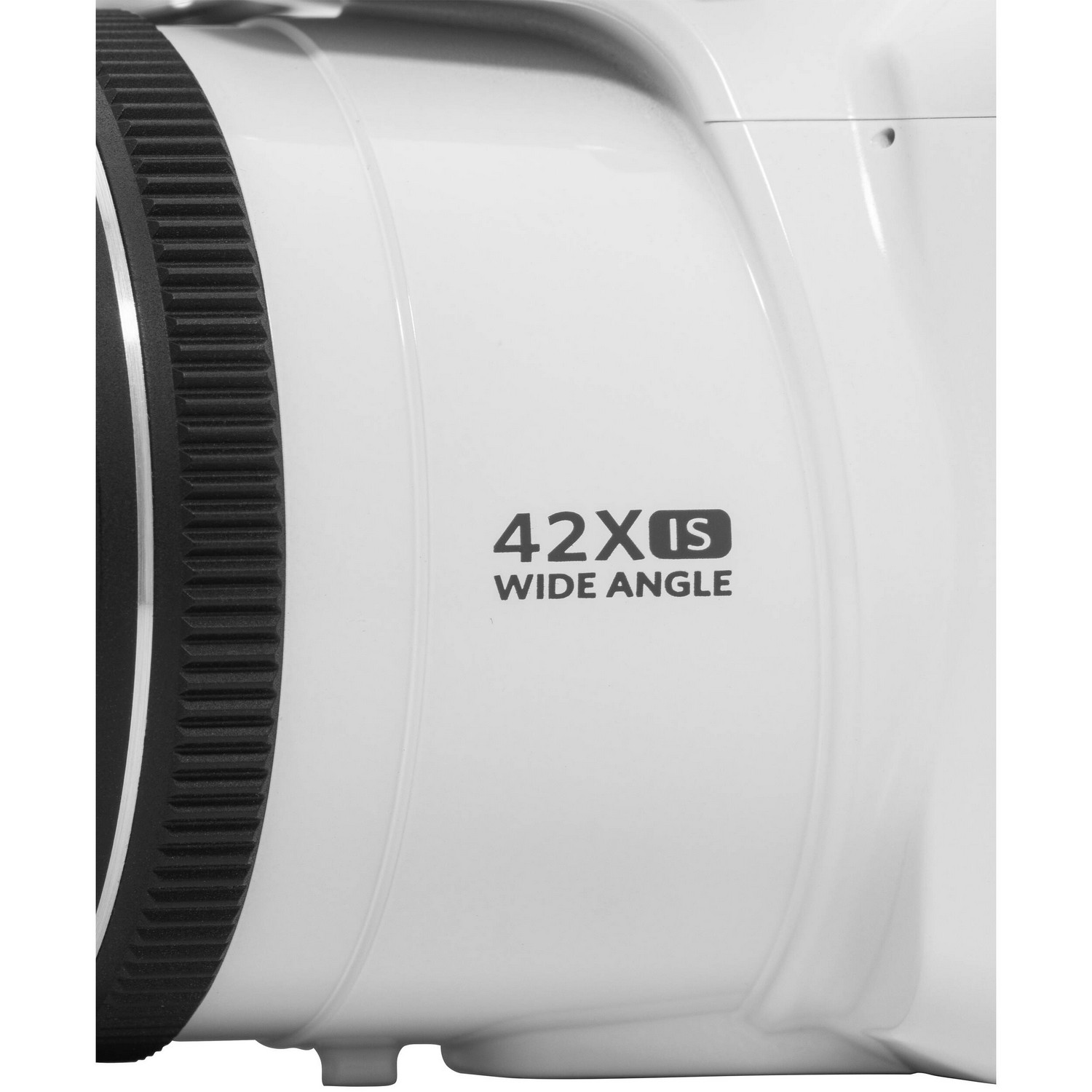 Gros plan sur un objectif d'appareil photo avec le texte "42X IS WIDE ANGLE" en noir.