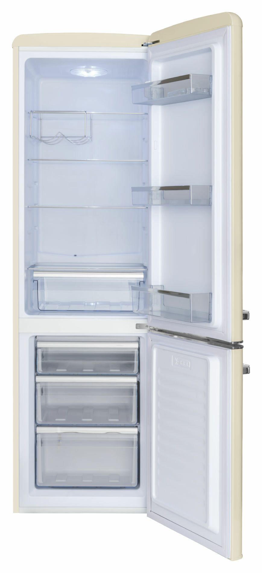 Kremowa lodówka z otwartymi drzwiami, pokazująca półki i szuflady, na białym tle.