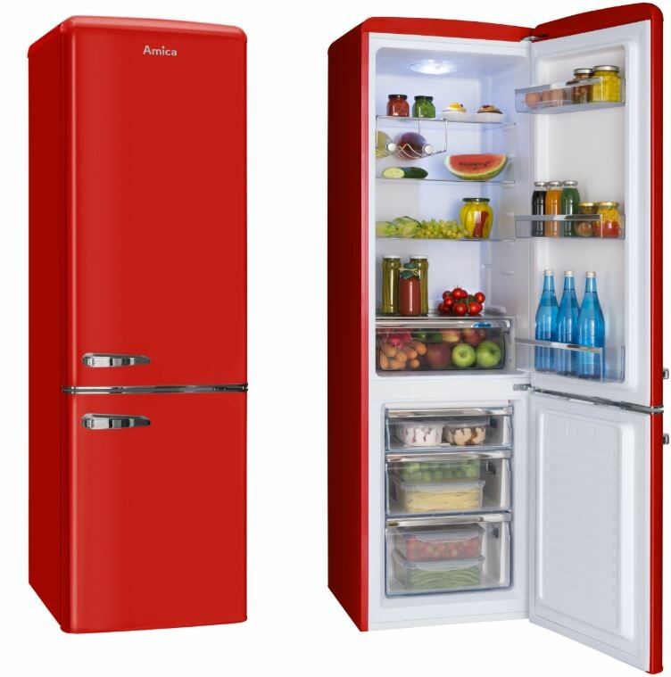 Czerwona lodówka Amica z otwartymi drzwiami. Wewnątrz: półki z jedzeniem i napojami. Białe tło.
