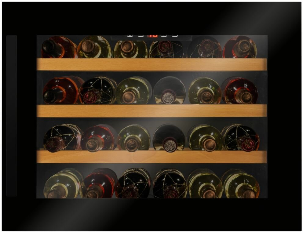 Chłodziarka do wina z kilkoma butelkami wina. Butelki są ułożone na drewnianych półkach i podświetlone. Czarne tło.
