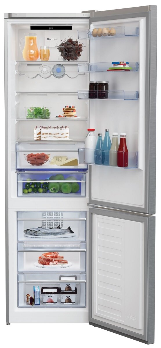 Otwarta lodówka z jedzeniem, pokazująca półki z różnymi produktami.