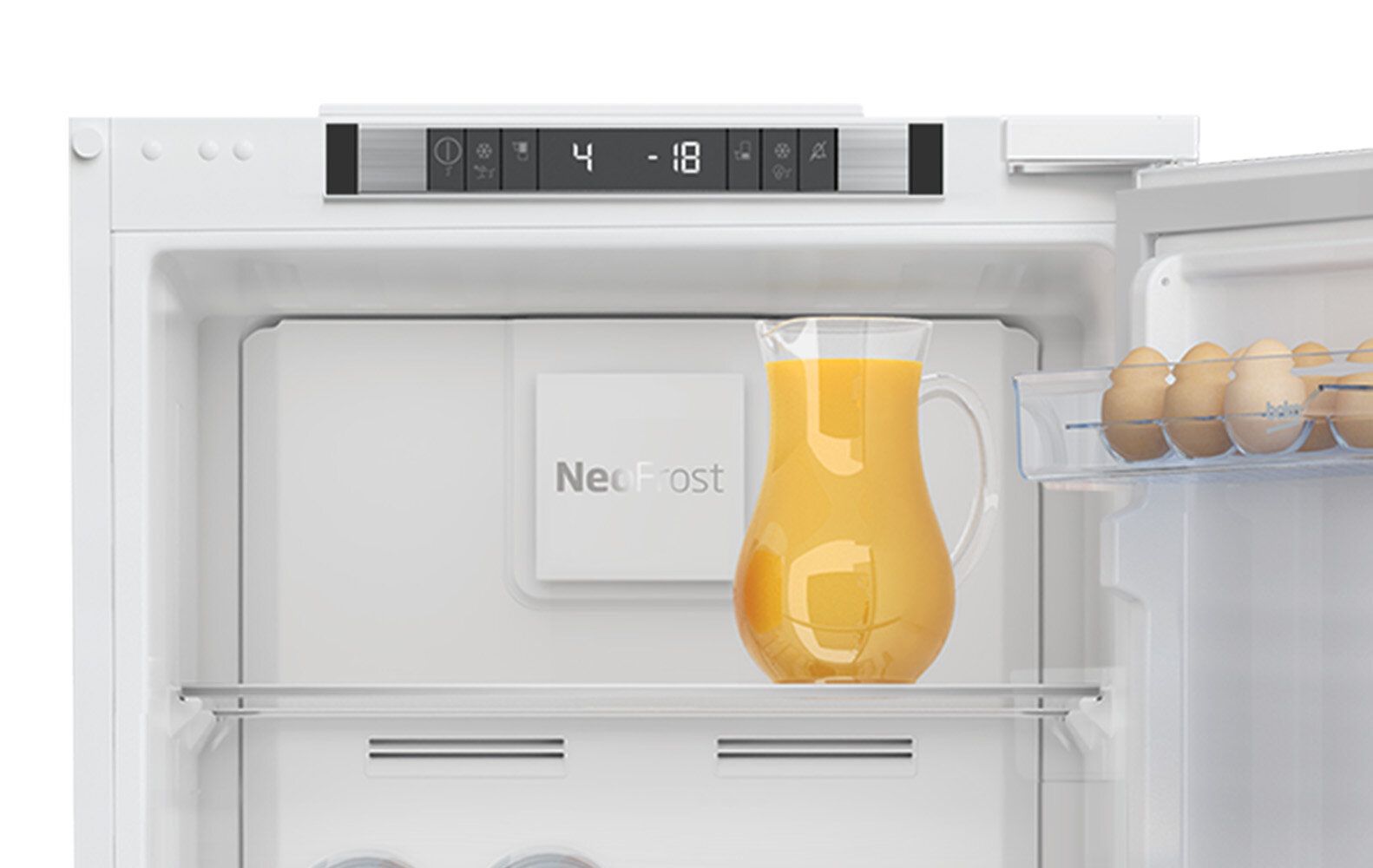 Otwarta lodówka z dzbankiem soku pomarańczowego i półką jaj.