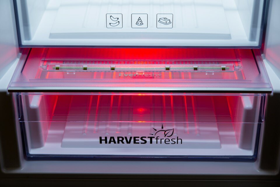 Lodówka z szufladą 'Harvest Fresh' oświetloną czerwonym światłem.