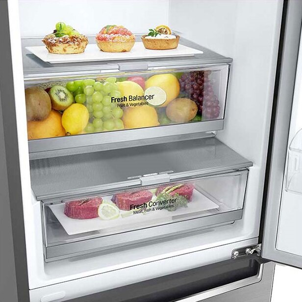 Wnętrze lodówki. Dwie szuflady: owoce i warzywa, mięso, ryby i warzywa. Wypieki na górnej półce.