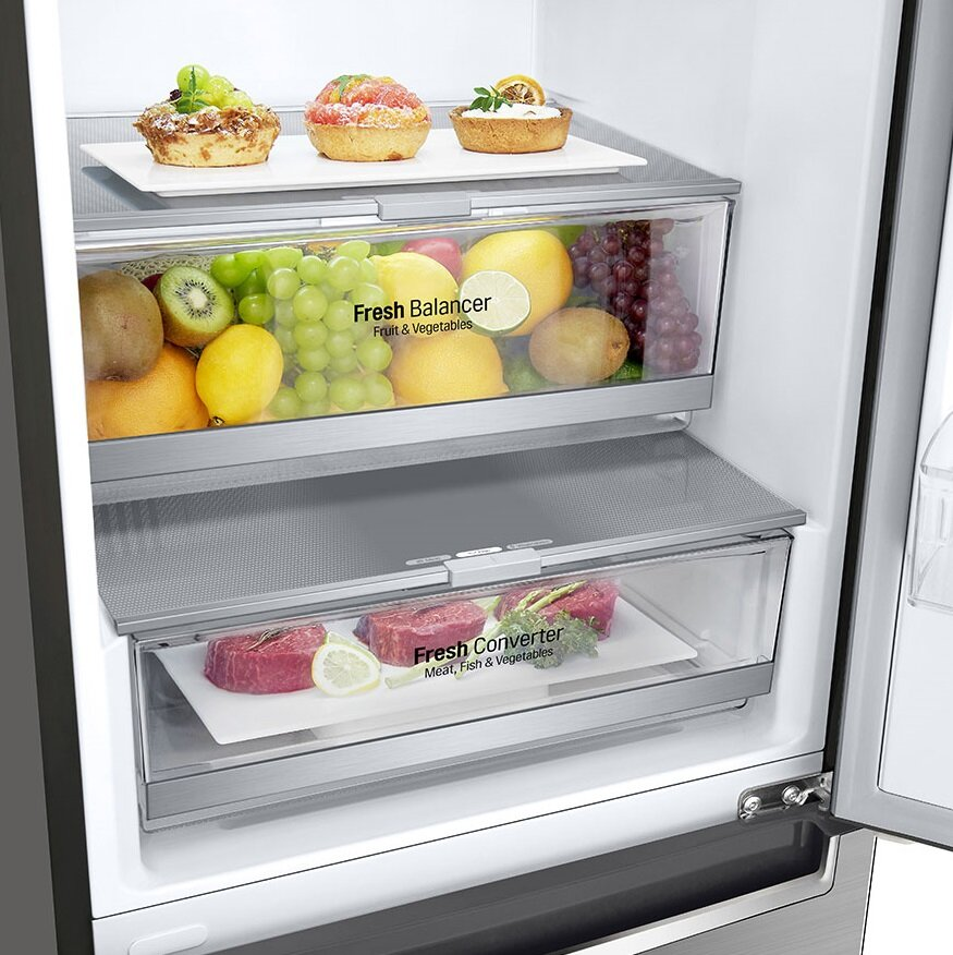 W lodówce szuflady z owocami, warzywami i mięsem, a na górnych półkach ciasta.