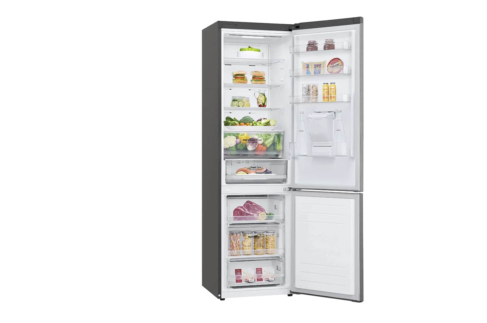 Otwarta lodówka z półkami pełnymi jedzenia. Drzwi zamrażarki również otwarte.