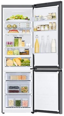 Otwarta lodówka wypełniona jedzeniem. Owoce, warzywa i inne przedmioty na półkach.