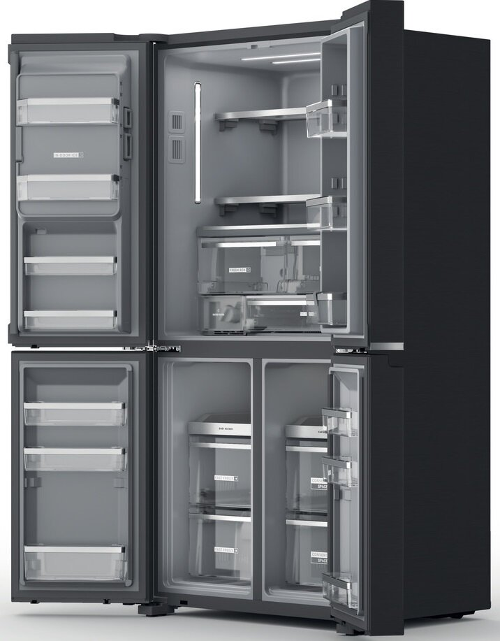 Czarna lodówka z otwartymi czterema drzwiami, pokazująca wnętrze z półkami i szufladami.