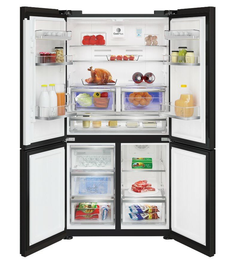 Czarna lodówka z otwartymi drzwiami, wypełniona produktami spożywczymi w szufladach i na półkach.
