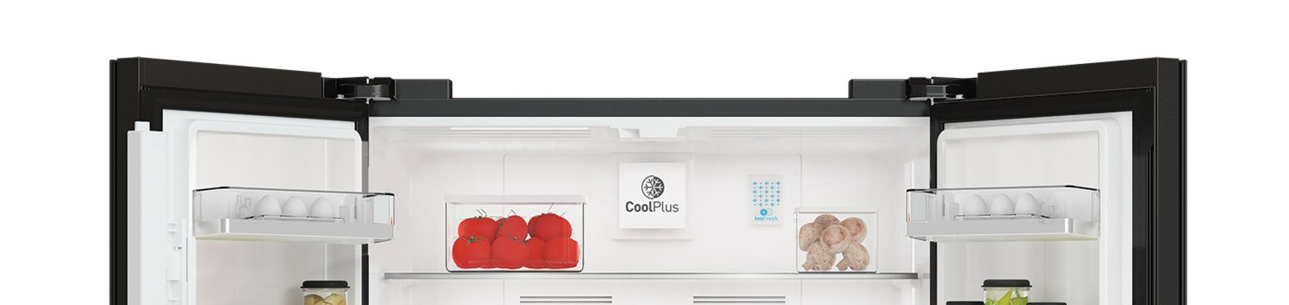 Wnętrze lodówki, z pomidorami i innymi przedmiotami w przezroczystych pojemnikach na półkach.