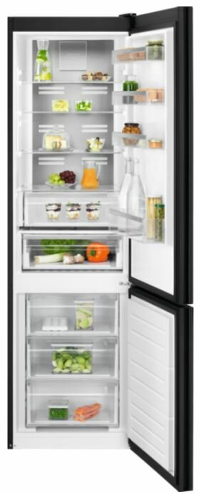 Czarna lodówka z otwartymi drzwiami, pokazująca półki z produktami spożywczymi.